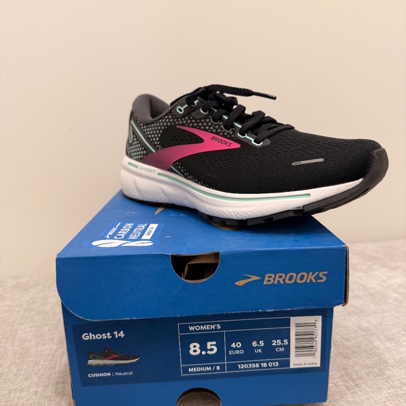 Brooks women’s running sneaker - Picture 1 of 2